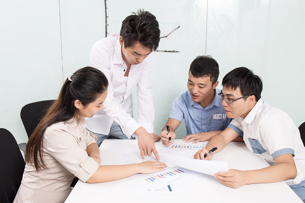 設(shè)計(jì)合理激勵(lì)機(jī)制，激發(fā)員工工作積極性和創(chuàng)新精神